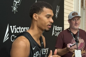 米奇-約翰遜：文班現(xiàn)在身體很健康 看到他重返球場(chǎng)感覺很棒