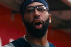 這是護(hù)目鏡還是瞄準(zhǔn)鏡？濃眉底角三分一發(fā)入魂 歐文搞怪互動(dòng)