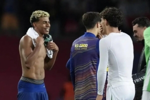 老友相見！每體：佩尼亞和福特在賽后與巴薩的前隊友們擁抱致意