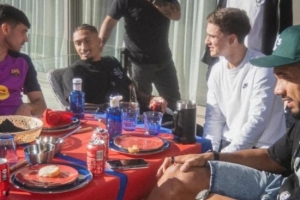 阿勞霍在家中組織巴薩隊內(nèi)聚餐，旨在困難階段增強團隊凝聚力