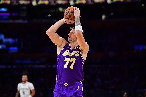 信手拈來！雷迪克先叫停 東契奇后場超遠三分隨手一扔正中靶心