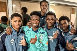 維尼修斯隨巴西隊(duì)在阿森納基地訓(xùn)練，與槍手青訓(xùn)小將合影