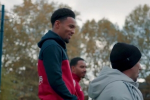 足球生涯開始的地方??恩瓦內(nèi)里回小學(xué)母校，與孩子們互動(dòng)