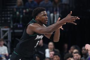 球星對(duì)飆！愛(ài)德華茲第三節(jié)7中4轟下17分 威少3中2拿7分5助