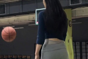 讓開(kāi)，讓我來(lái)給她上點(diǎn)對(duì)抗。。。