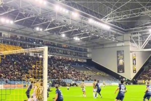 精準(zhǔn)制導(dǎo)??！門(mén)后視角看球員又快又平又猛的遠(yuǎn)射進(jìn)球！